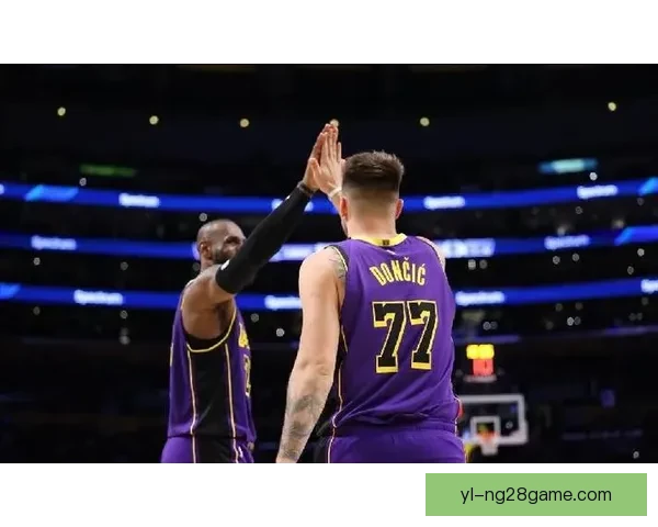 小卡复出24分快船险胜湖人东契奇32+11+8